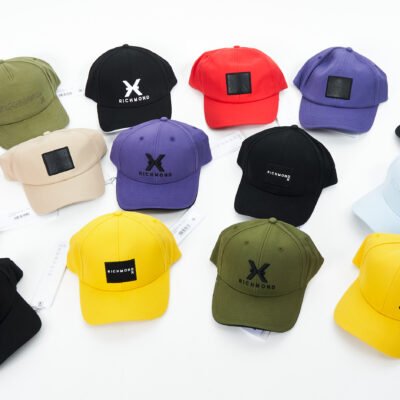 Richmond vyriškos kepurės, kasdienės kepurės vyrams, madingos kepurės, kepurės su snapeliu, įvairių spalvų aksesuarai, išparduotuvė didmeninė prekyba pigūs rūbai drabužiai stock clothes wholesale outlet