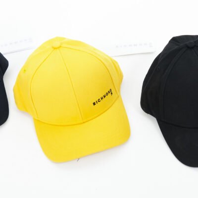 Richmond vyriškos kepurės, kasdienės kepurės vyrams, madingos kepurės, kepurės su snapeliu, įvairių spalvų aksesuarai, išparduotuvė didmeninė prekyba pigūs rūbai drabužiai stock clothes wholesale outlet