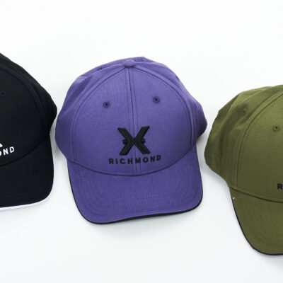 Richmond vyriškos kepurės, kasdienės kepurės vyrams, madingos kepurės, kepurės su snapeliu, įvairių spalvų aksesuarai, išparduotuvė didmeninė prekyba pigūs rūbai drabužiai stock clothes wholesale outlet