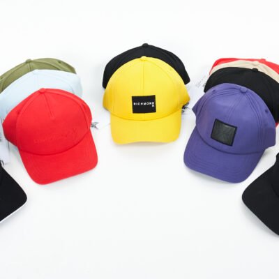 Richmond vyriškos kepurės, kasdienės kepurės vyrams, madingos kepurės, kepurės su snapeliu, įvairių spalvų aksesuarai, išparduotuvė didmeninė prekyba pigūs rūbai drabužiai stock clothes wholesale outlet